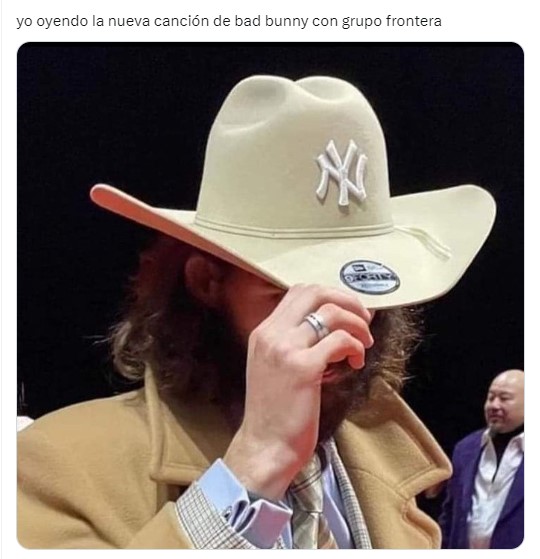 Imagen de un hombre con un sombrero tipo gorra con las iniciales de NY 