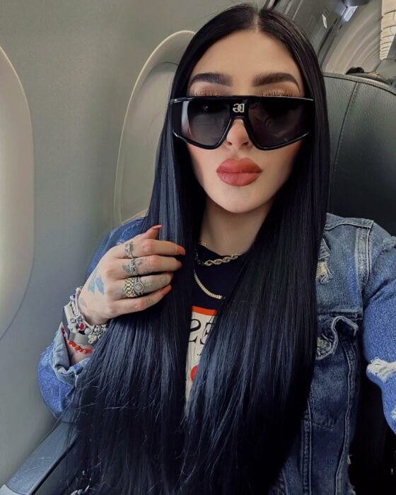 Selfie de la cantante Bellakath en el asiento de un avión 