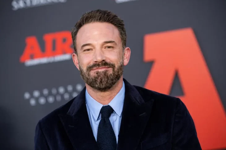 Ben Affleck en la alfombra roja de la premier de Air posa sonriendo a la cámara 