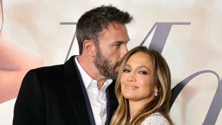 Ben Affleck y Jennifer Lopez en el evento donde anunciaron su compromiso lucen radiantes y felices 