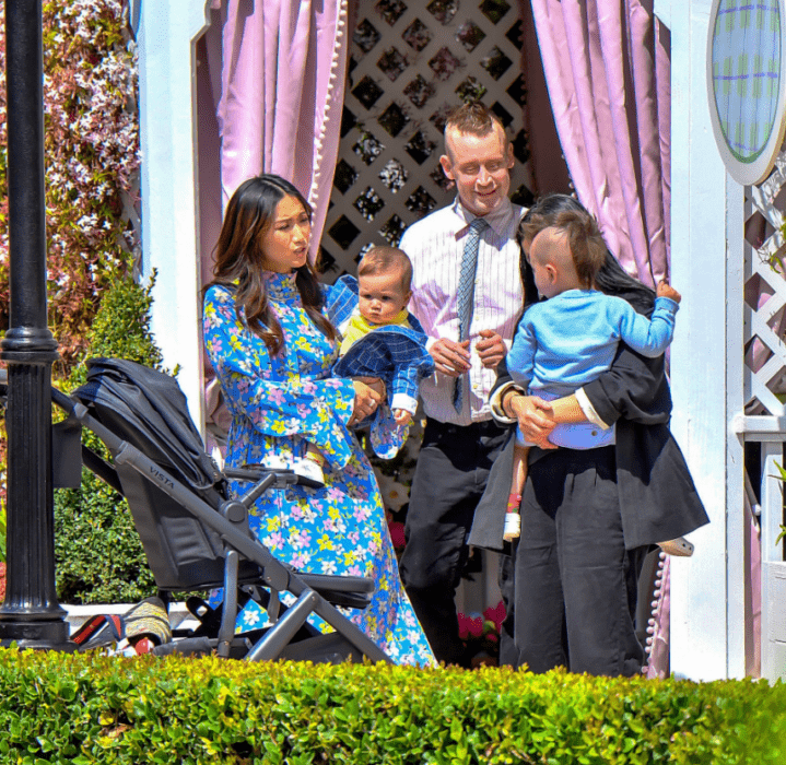 Brenda Song y Macaulay Culkin junto a sus hijos en un centro comercial donde se toparon con un conejo de Pascua