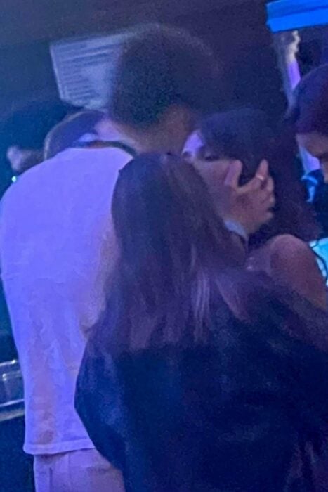 Shawn Mendes y Camila Cabello dándose un beso en el Coachella 2023