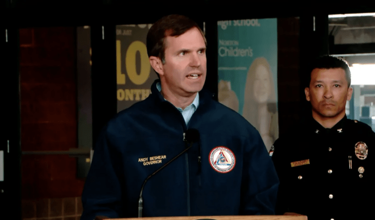 El gobernador de Kentucky, Andy Beshear en una conferencia de prensa ofrecida por el tiroteo en un banco de Louisville, Kentucky