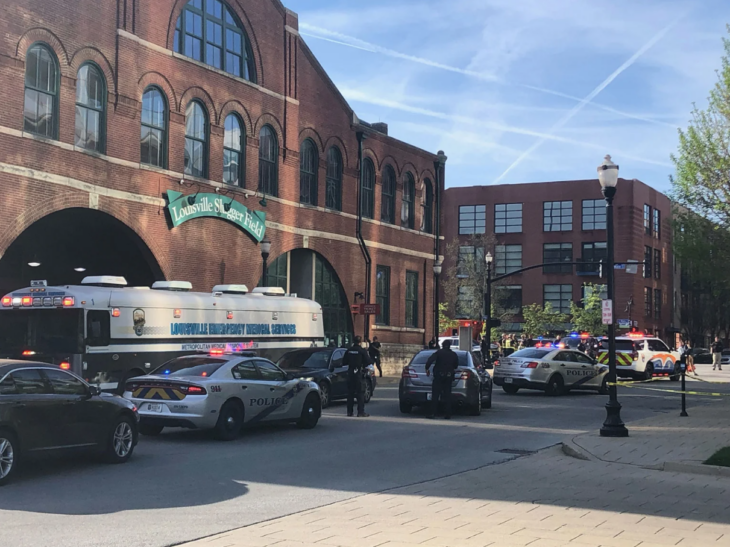 vista de las calles donde se encuentra el Old National Bank en Louisville, Kentucky autoridades investigan un tiroteo