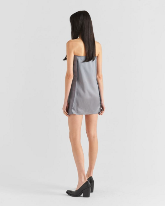 una modelo posa de espaldas con el nuevo vestido corto de color gris de la nueva colección de Prada Primavera-Verano 2023
