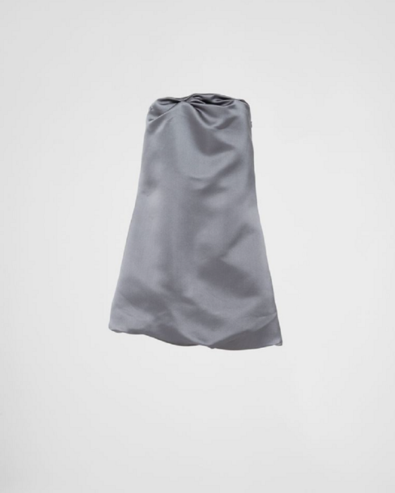 un vestido corto de color gris de la nueva colección de Prada Primavera-Verano 2023