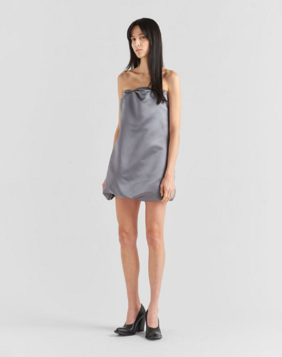 una modelo luce el nuevo vestido corto de color gris de la nueva colección de Prada Primavera-Verano 2023