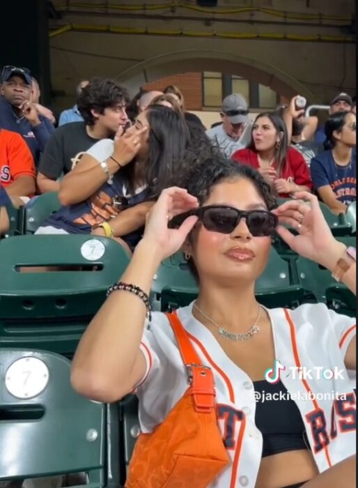 Chica es acosada por otras dos mujeres en estadio de beisbol