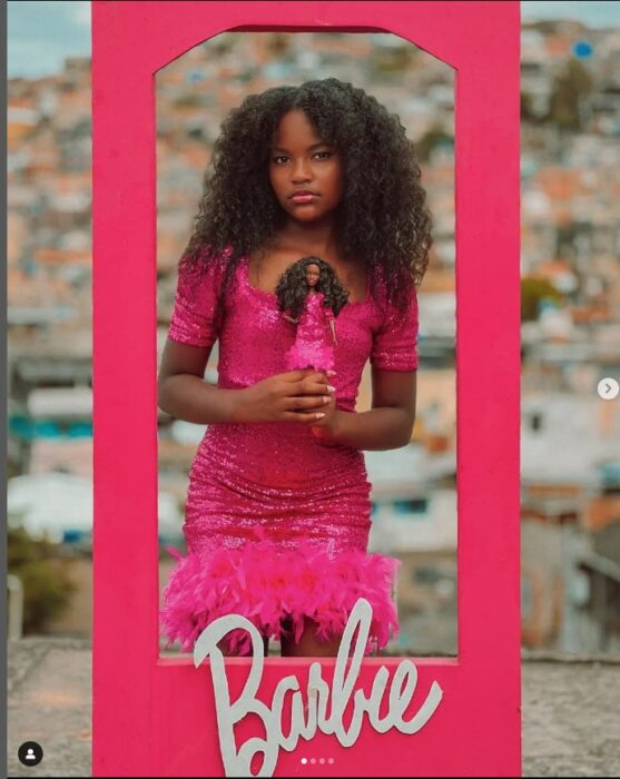 anne bellize posando como barbie afro