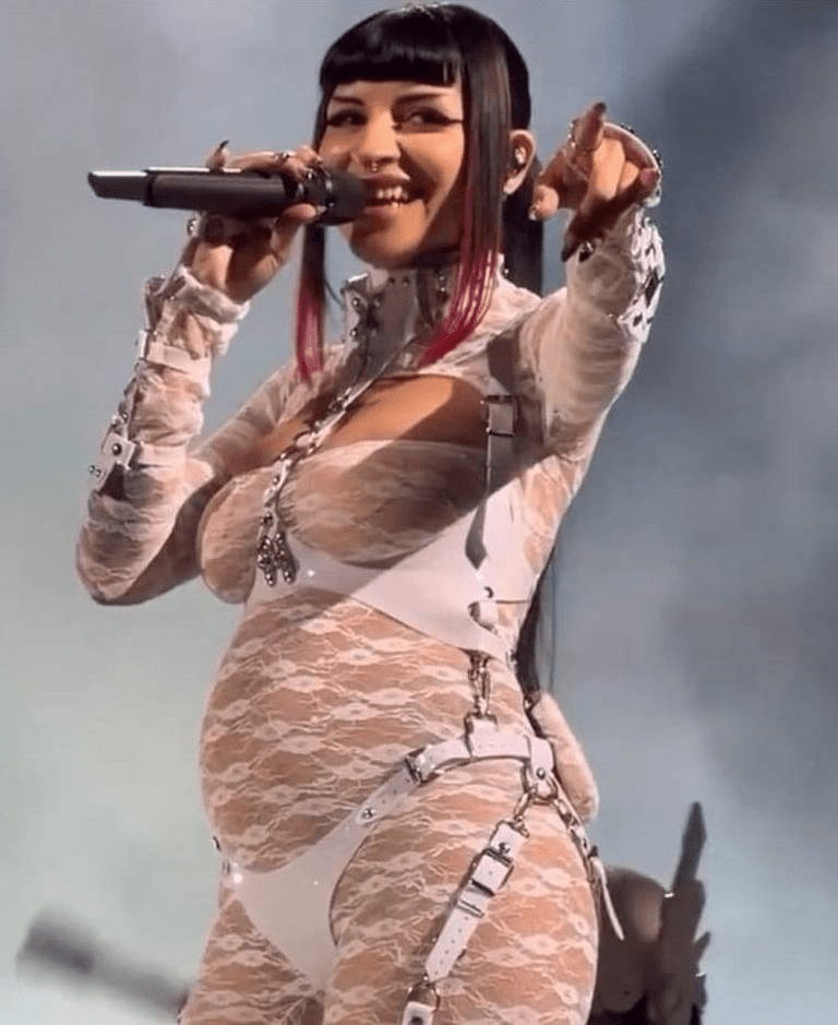Cazzu confirma su embarazo durante un concierto en Argentina