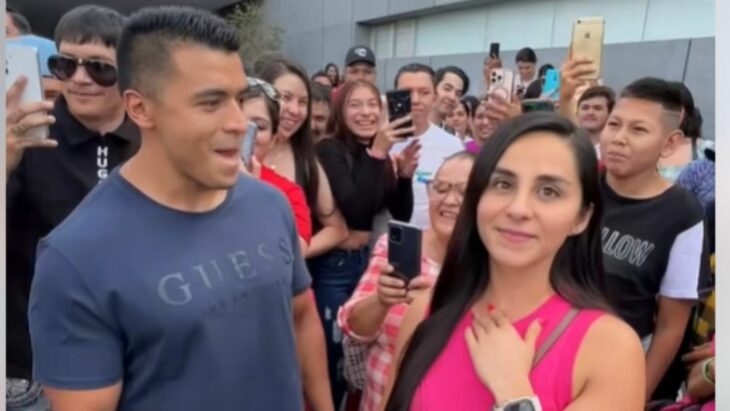 pareja que se ganó un auto porque el chico se besará con Karely Ruiz 