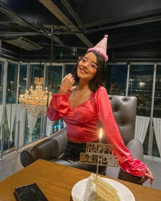 Fotografía de una chica celebrando su cumpleaños en un restaurante 
