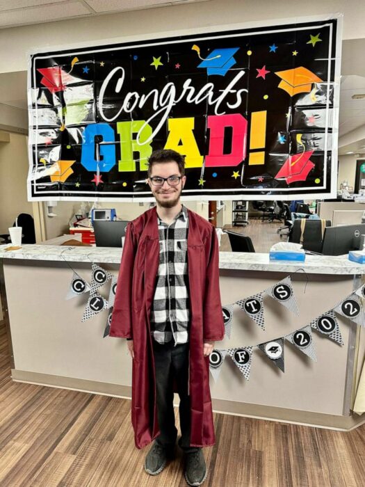 Fotografía de un joven graduado posando en la recepción de un hospital en Oklahoma 