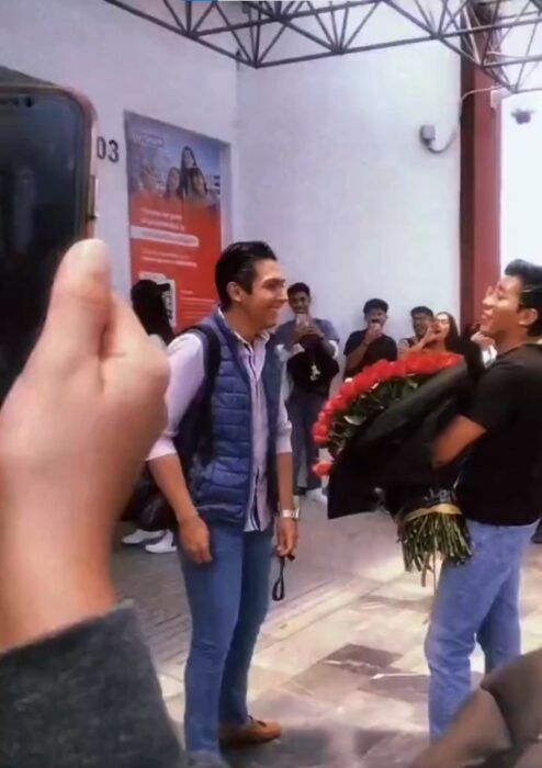chico le declara su amor a un compañero a las afueras de una universidad en Puebla, México