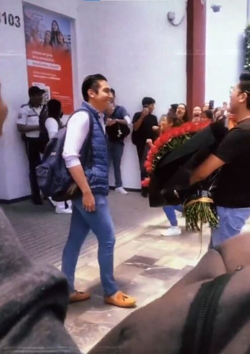 captura de pantalla de un chicoo declarando su amor a un chico a las afueras de su escuela en Puebla 