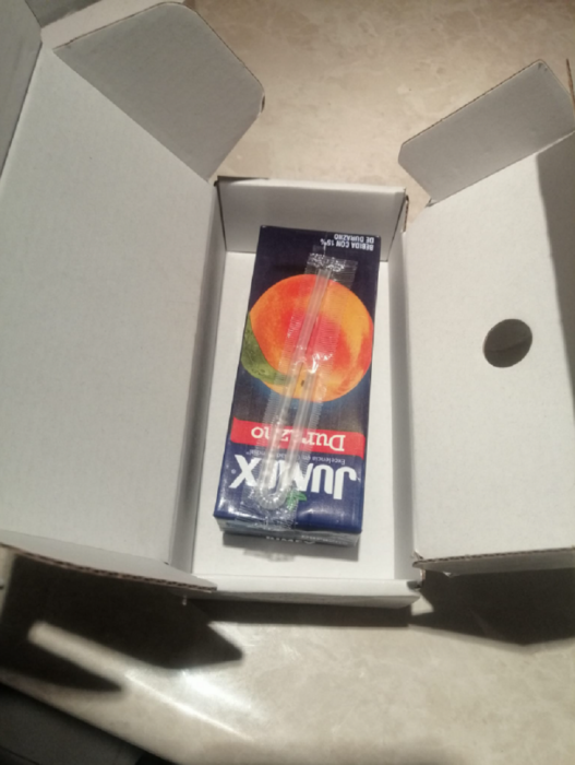 un jugo Jumex del tamaño más pequeño puesto en una caja de celular
