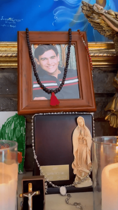 imagen de un altar donde están las cenizas de Julián Figueroa en casa de Maribel Guardia hay una foto de él sobre la cajita con las cenizas