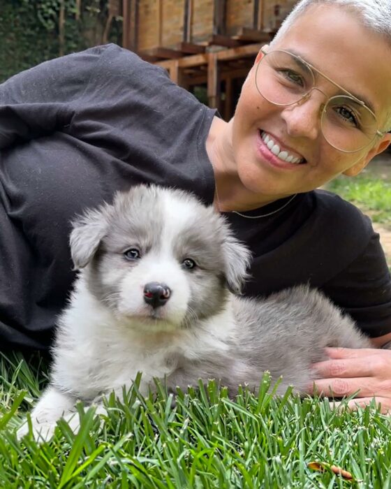 Federica Quijano junto a su perro