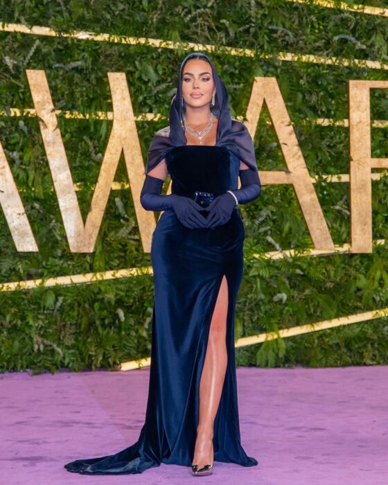 Georgina Rodríguez posando en una alfombra roja en Arabia Saudita 