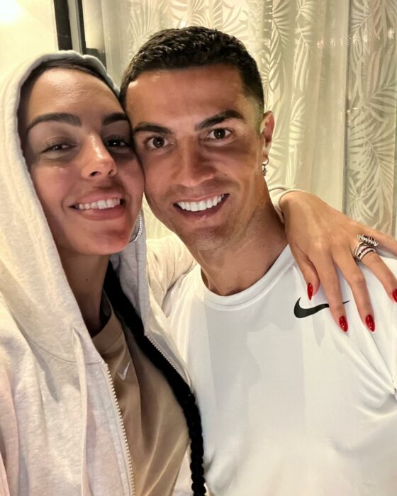 Selfie que muestra a Georgina Rodríguez abrazando a su esposo Cristiano Ronaldo 