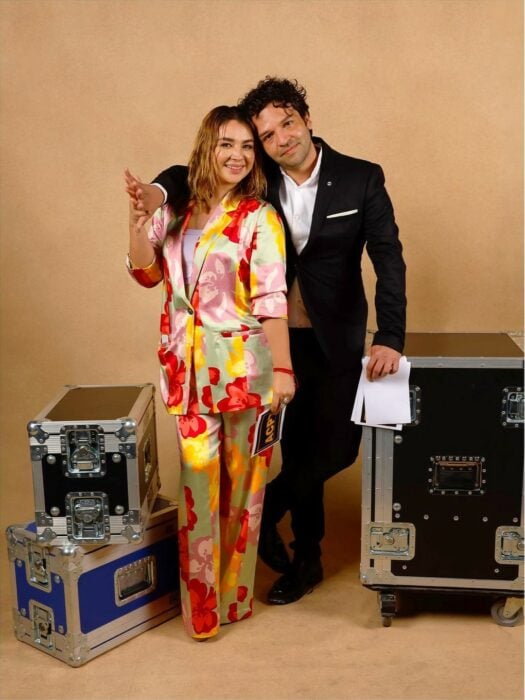 Daniela Luján posando al lado de su esposo el actor Mario Alberto Monroy