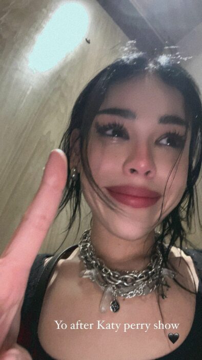 Selfie que muestra a Danna Paola llorando con el maquillaje corrido 