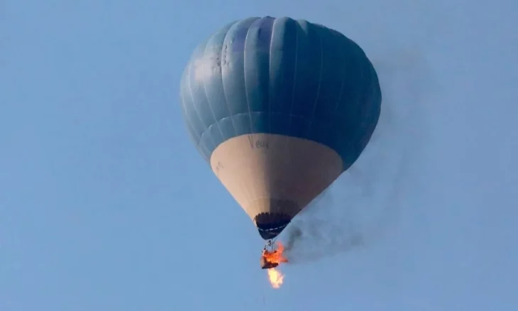 un globo aerostático se incendió en la zona de Teotihuacán se ve en el aire envuelta la canastilla en llamas