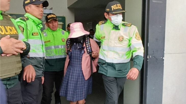 Hombre vestido de mujer siendo detenido 
