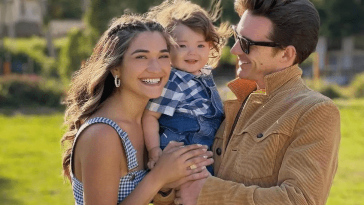 Drake Bell con su esposa y su pequeño hijo posan sonrientes en una fotografía en un jardín