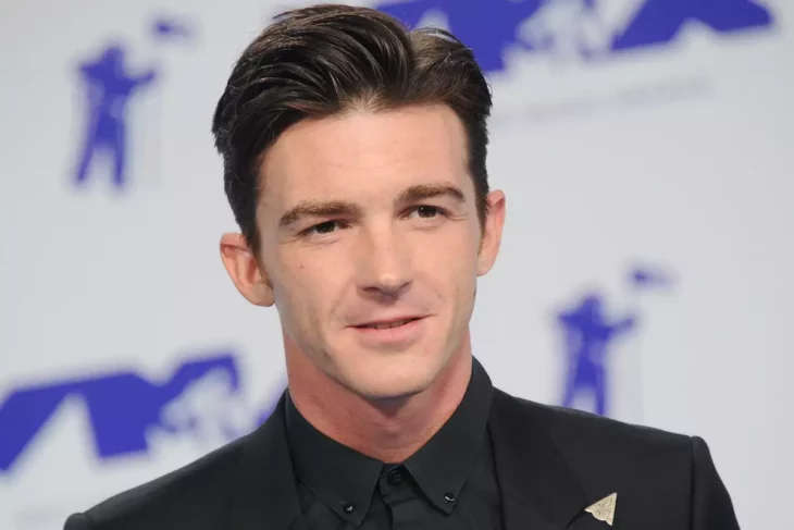 Drake Bell posa para las cámaras en un evento público luce sereno y con ropa formal oscura