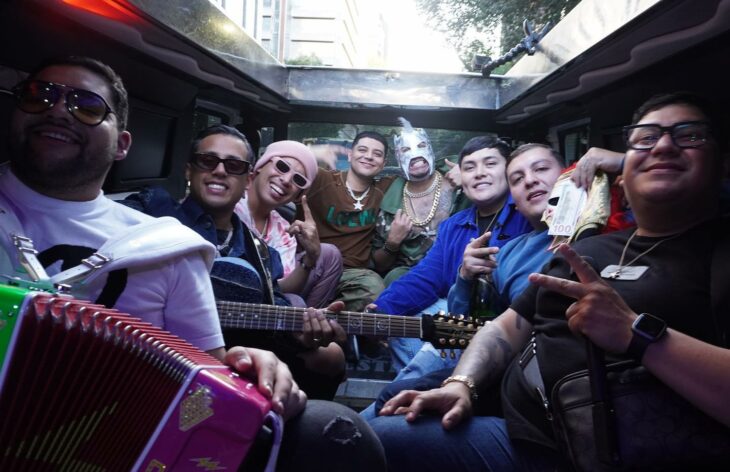 Grupo Firme posando junto al Escorpión Dorado en una limusina 