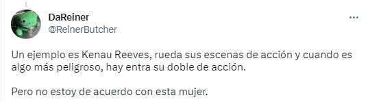 captura de pantalla de un comentario en Twitter sobre Elizabeth Olsen con respecto a las escenas de Acción en Marvel 