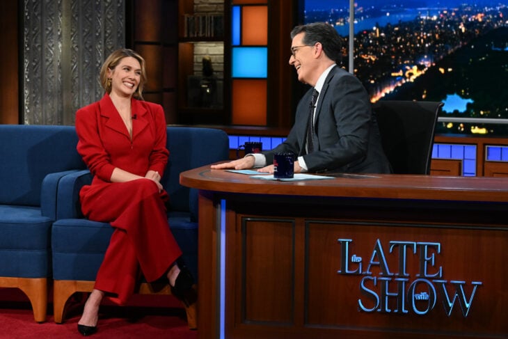 Elizabeth Olsen con Stephen Colbert en el programa The Late Show 