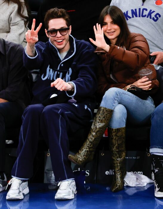 Emily Ratajkowski sentada junto a Pete Davidson en un partido de básquetbol 