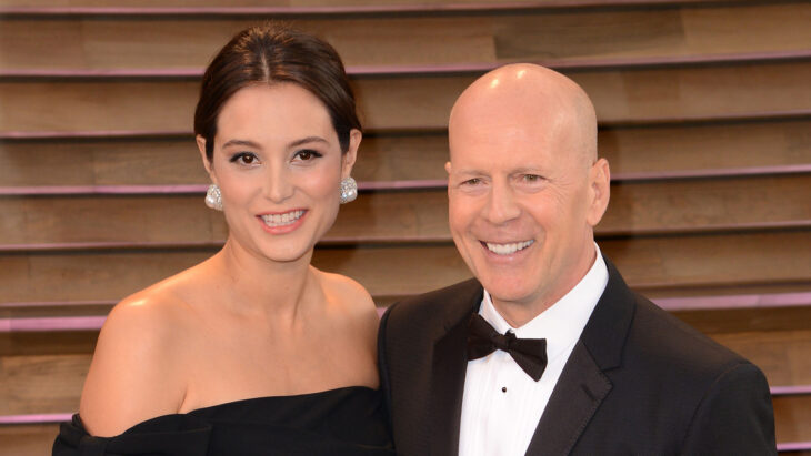 Bruce Willis y su esposa Emma Heming Willis hace algunos años en un evento de Hollywood ambos lucen elegantemente vestidos 