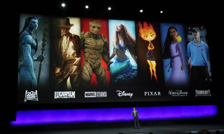 Imagen de una persona mostrando las nuevas películas durante el CinemaCon 2023