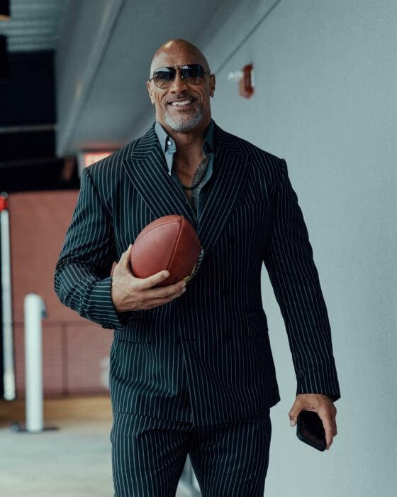 imagen de Dwayne Johnson "The Rock" con un balón de fútbol americano en su mano 