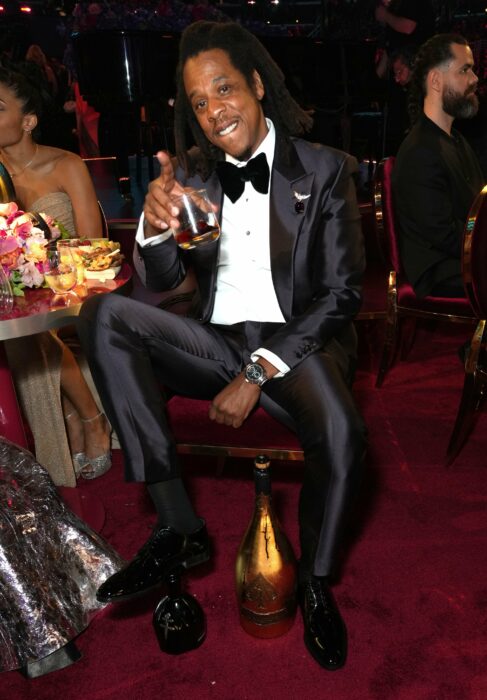 fotografía de Jay-Z sentado en una silla durante una gala 