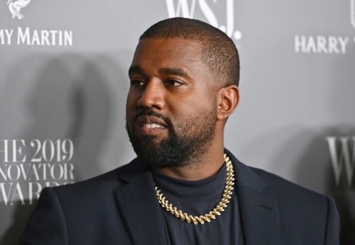 Fotografía de Kanye West durante una alfombra roja 
