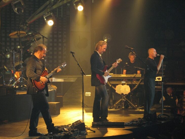 Fotografía del grupo Genesis tocando en un concierto 