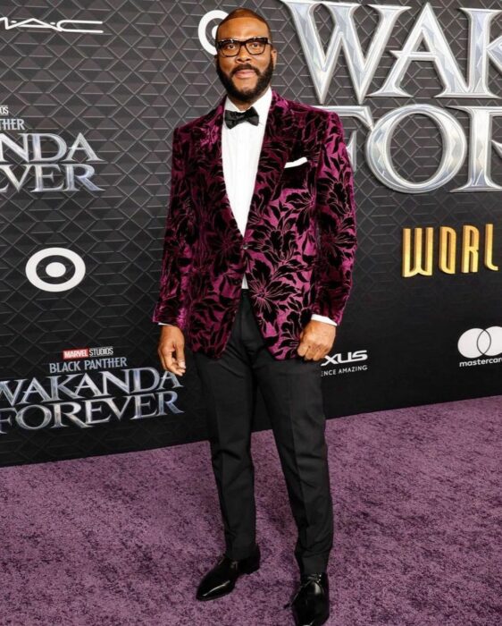 Tyler Perry posando en la alfombra roja de la película Wakanda Forever 