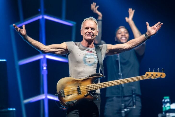 Fotografía de Sting Microsoft arriba de un escenario durante un concierto 