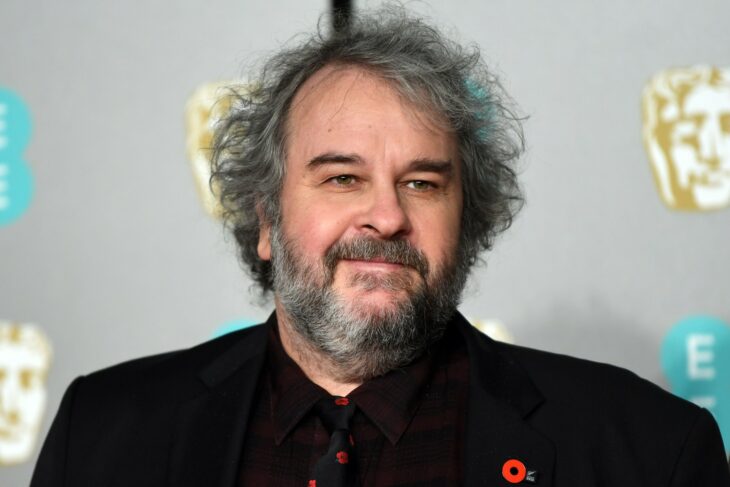 Cara de Peter Jackson posando en una alfombra roja 