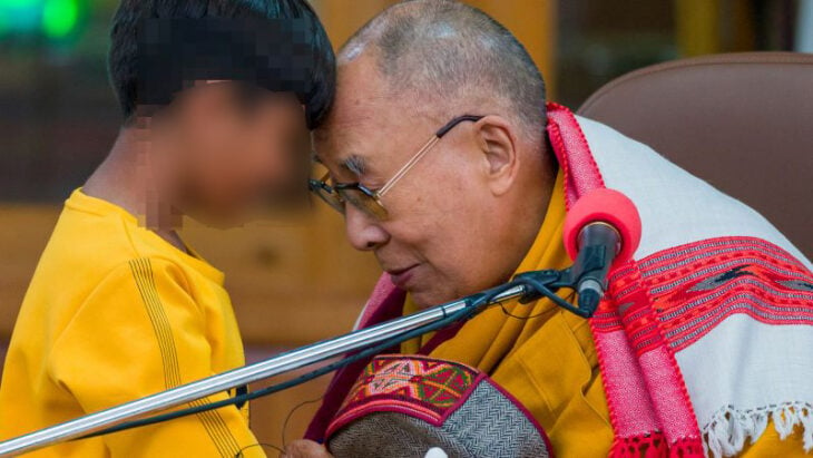 Dalai Lama besa a un niño y se disculpa por el "daño que pudiera haber causado"