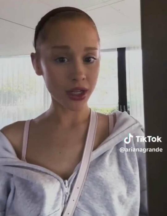 Ariana grande en una transmisión en vivo