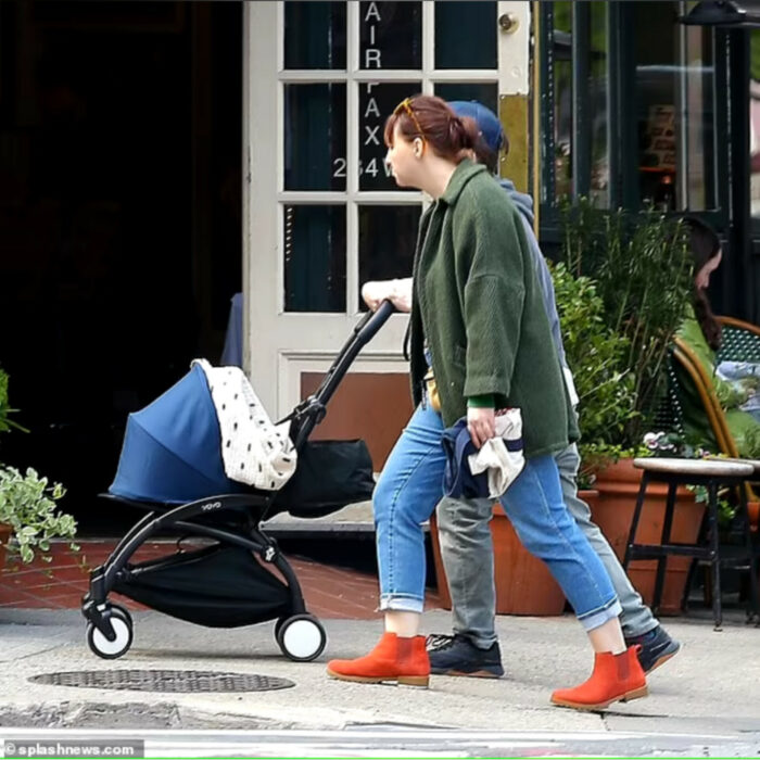 Daniel Radcliffe y Erin paseando a su hijo