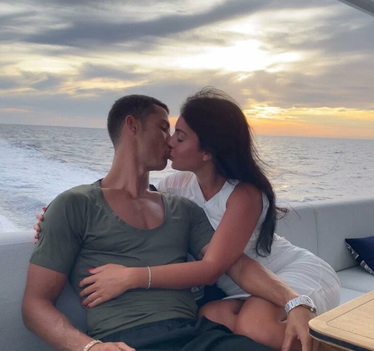 Georgina Rodríguez y Cristiano Ronaldo dándose un beso sobre un yate en el mar 