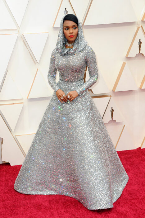 Janelle con vestido de cristales en los oscar 2021