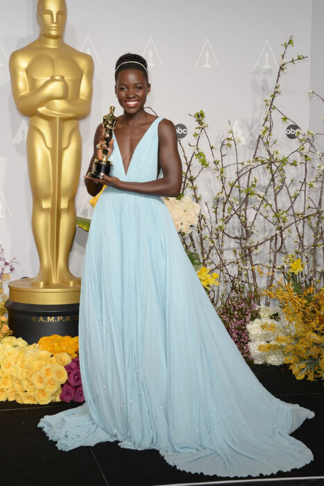 lupita en alfombra roja de los oscar 2023 