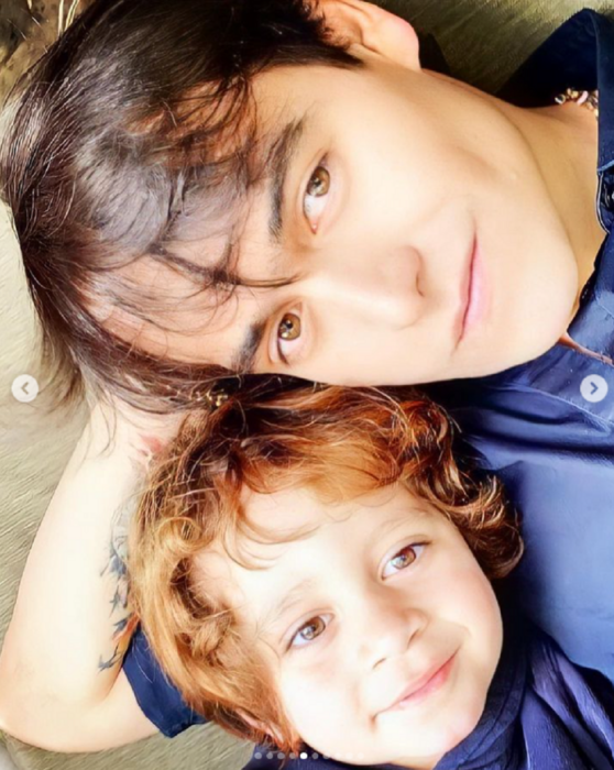 Julián Figueroa al lado de su pequeño hijo José Julián recostados juntos